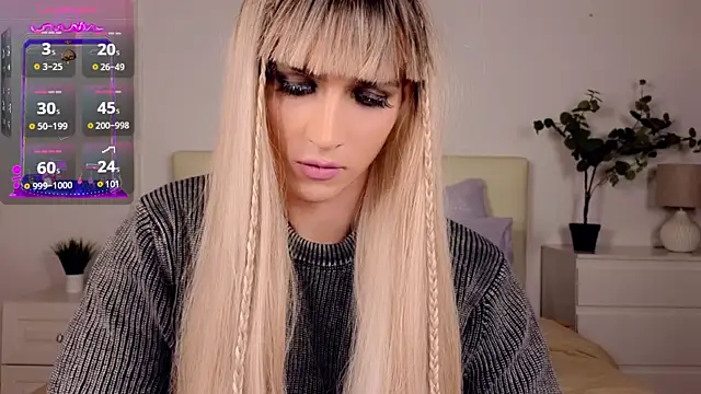 Snapshot of HelenSpellman chatting on 12.10.24 HelenSpellman online show from 12.10.24