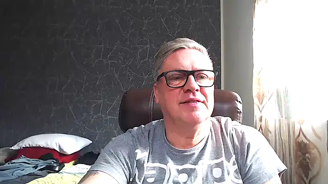 Snapshot of RobertStripX chatting on 02.04.25 RobertStripX online show from 02.04.25