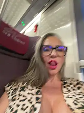 Snapshot of Alimela chatting on 06.29.26 Alimela online show from 06.29.26