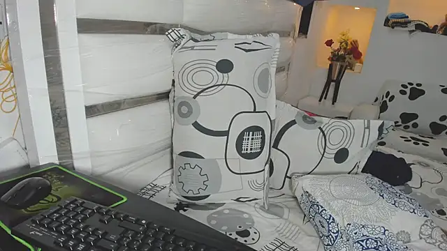 Snapshot of yina-rosse chatting on 06.23.26 yina-rosse online show from 06.23.26