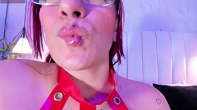 Snapshot of naughty_flower18 chatting on 12.18.24 naughty flower18 online show from 12.18.24