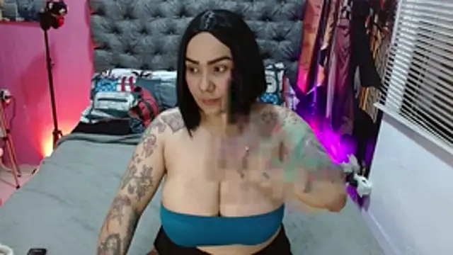 Snapshot of JEENEVIEVE chatting on 04.22.26 JEENEVIEVE online show from 04.22.26