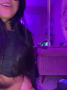 Snapshot of Evie-Luna chatting on 01.27.25 Evie-Luna online show from 01.27.25