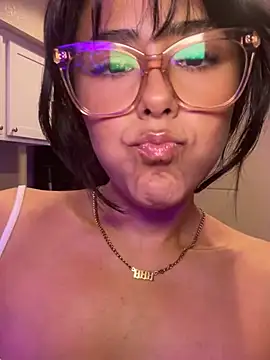 Snapshot of Evie-Luna chatting on 02.25.25 Evie-Luna online show from 02.25.25