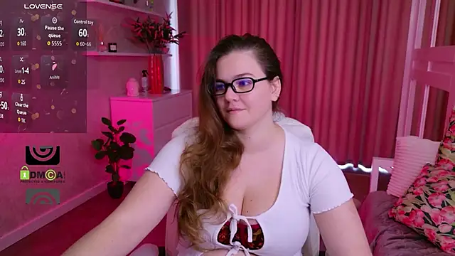 Snapshot of KellyKleine chatting on 06.18.26 KellyKleine online show from 06.18.26