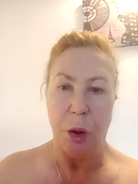 Hottie-Mom online show from 11.17.25