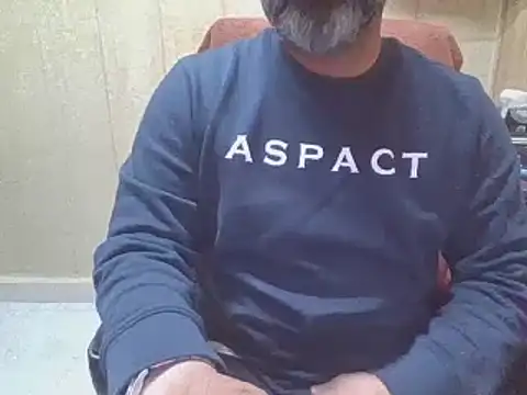 Snapshot of hairymaster95 chatting on 11.30.25 hairymaster95 online show from 11.30.25