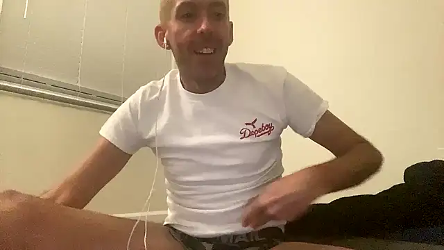 Snapshot of smokenstrokex chatting on 03.20.25 smokenstrokex online show from 03.20.25