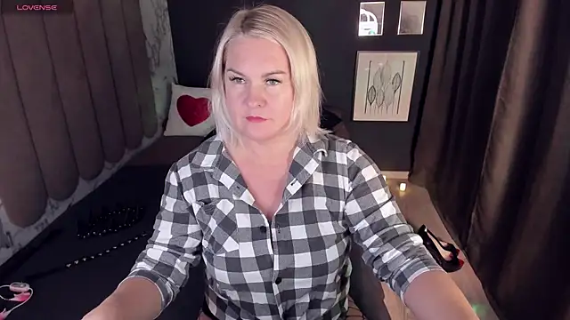 YolandaKiss online show from 10.16.25