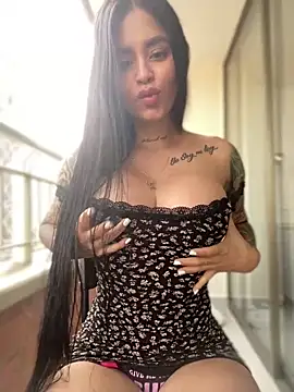 LaraHenao online show from 02.17.25