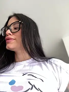 LaraHenao online show from 03.04.25