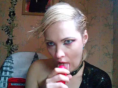 Snapshot of WildMissNiks chatting on 10.03.25 WildMissNiks online show from 10.03.25