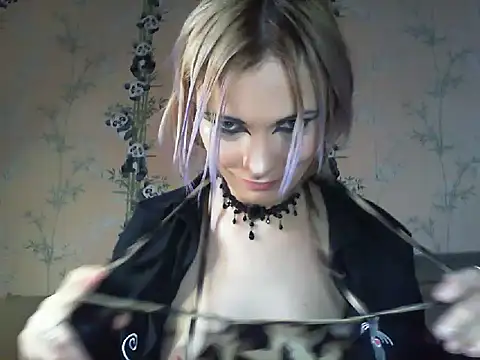 WildMissNiks online show from 04.17.26