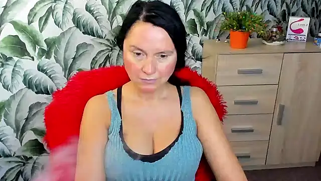 Snapshot of Ellennaughty chatting on 12.19.24 Ellennaughty online show from 12.19.24