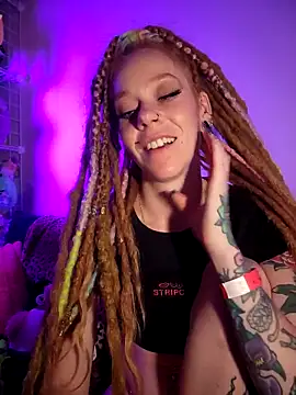 Snapshot of LucidLucy chatting on 10.05.25 LucidLucy online show from 10.05.25