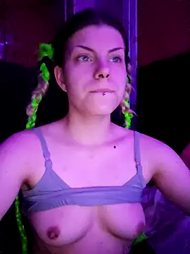 Snapshot of Elunaa chatting on 01.11.25 Elunaa online show from 01.11.25