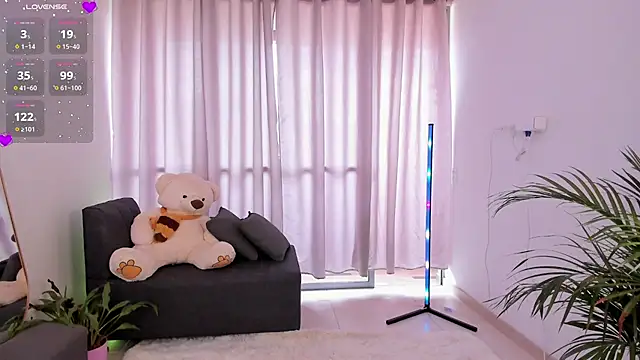 roxie gates  online show from 12.07.24