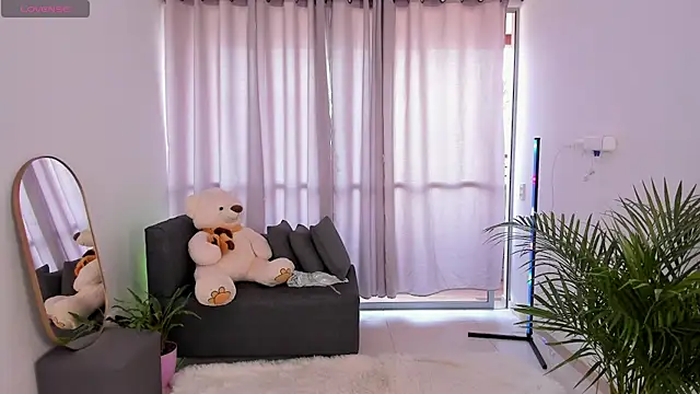 roxie gates  online show from 12.09.24