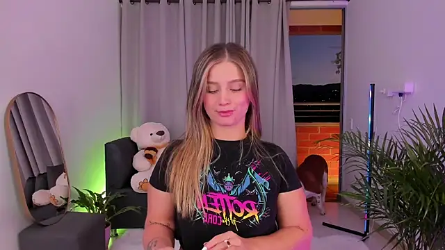 roxie gates  online show from 12.10.24