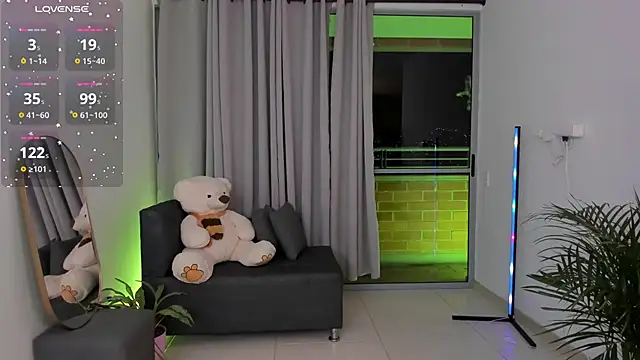 roxie gates  online show from 01.18.25