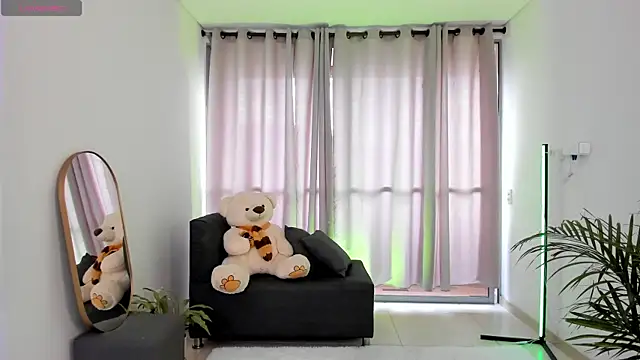 roxie gates  online show from 02.18.25