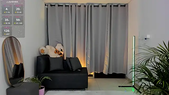 roxie gates  online show from 02.21.25