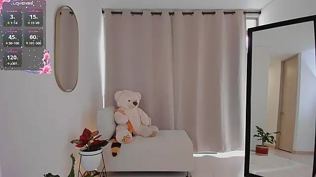 roxie gates  online show from 09.19.25