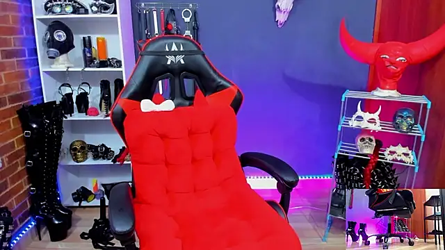 Snapshot of Mistress_Yelena chatting on 03.05.26 Mistress Yelena online show from 03.05.26