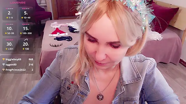 Snapshot of _unique_cam_ chatting on 12.29.24 unique cam online show from 12.29.24