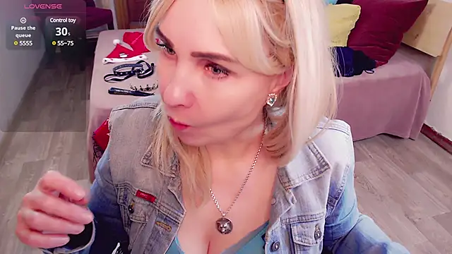 Snapshot of _unique_cam_ chatting on 01.06.25 unique cam online show from 01.06.25