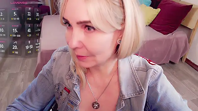 Snapshot of _unique_cam_ chatting on 01.06.25 unique cam online show from 01.06.25