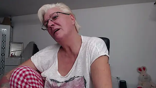 Snapshot of LaylaMilf chatting on 12.02.24 LaylaMilf online show from 12.02.24