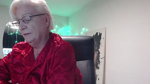 Snapshot of LaylaMilf chatting on 12.24.24 LaylaMilf online show from 12.24.24