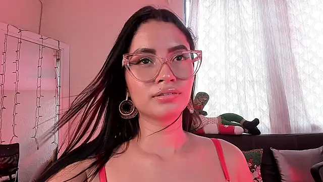 Snapshot of PaulinaBelushi chatting on 12.18.24 PaulinaBelushi online show from 12.18.24