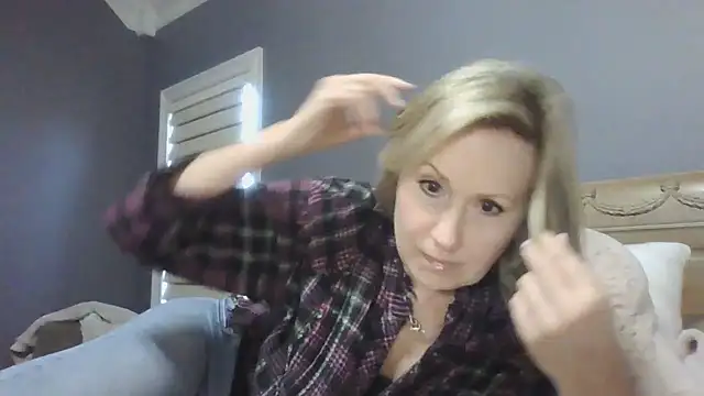 Snapshot of Lisaisluscious chatting on 02.17.25 Lisaisluscious online show from 02.17.25