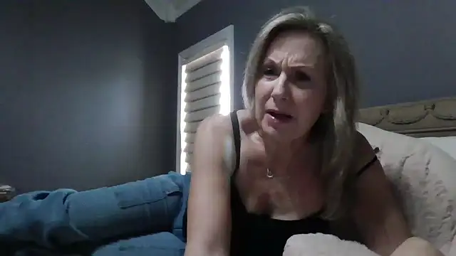 Snapshot of Lisaisluscious chatting on 10.17.25 Lisaisluscious online show from 10.17.25