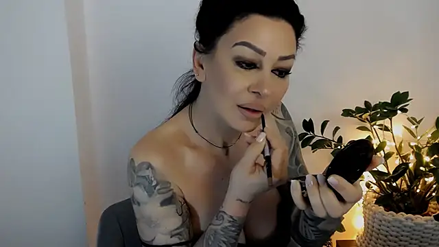 Snapshot of Xentthia chatting on 04.27.26 Xentthia online show from 04.27.26