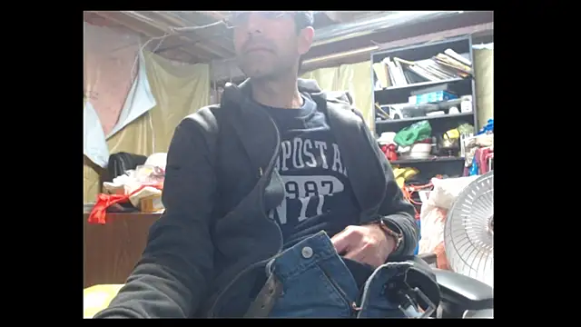 Snapshot of Gsmile1 chatting on 12.21.24 Gsmile1 online show from 12.21.24