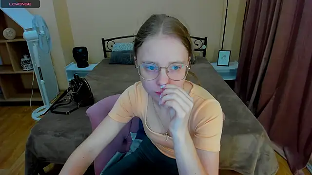 Snapshot of CharmedDoll chatting on 06.20.26 CharmedDoll online show from 06.20.26