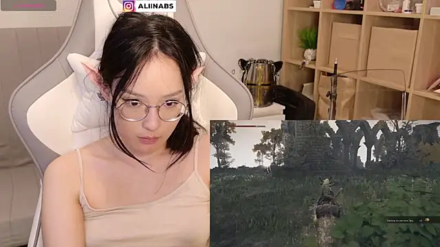 Snapshot of aliiiiiina chatting on 12.29.24 aliiiiiina online show from 12.29.24