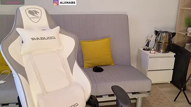 Snapshot of aliiiiiina chatting on 01.02.25 aliiiiiina online show from 01.02.25