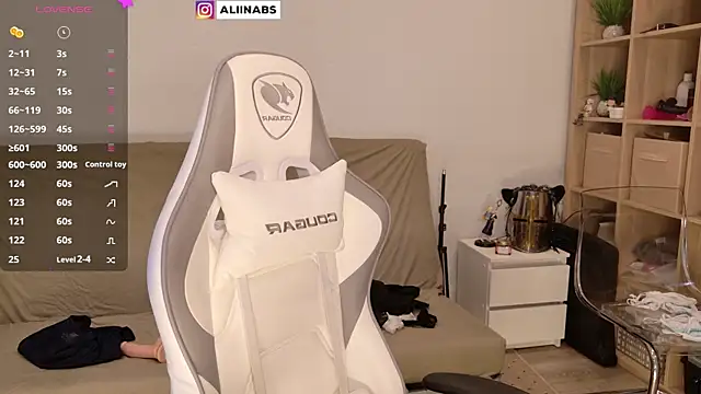 Snapshot of aliiiiiina chatting on 01.08.25 aliiiiiina online show from 01.08.25