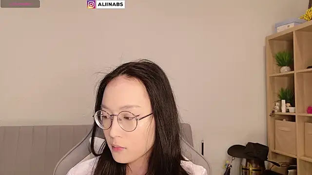 Snapshot of aliiiiiina chatting on 01.16.25 aliiiiiina online show from 01.16.25