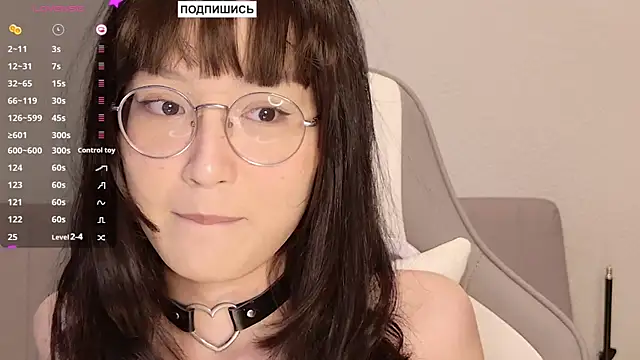 Snapshot of aliiiiiina chatting on 01.17.25 aliiiiiina online show from 01.17.25