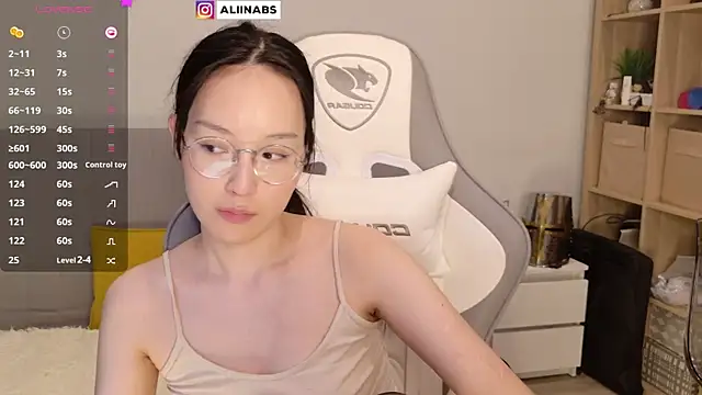 Snapshot of aliiiiiina chatting on 01.21.25 aliiiiiina online show from 01.21.25