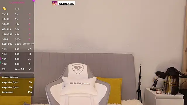 Snapshot of aliiiiiina chatting on 01.25.25 aliiiiiina online show from 01.25.25