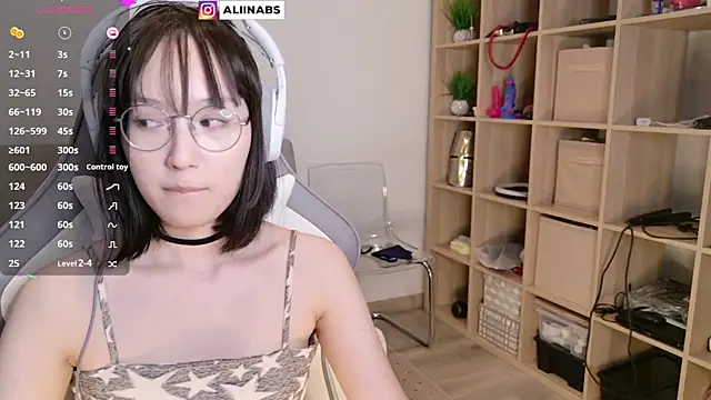 Snapshot of aliiiiiina chatting on 02.09.25 aliiiiiina online show from 02.09.25