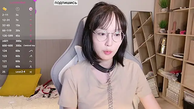 Snapshot of aliiiiiina chatting on 02.12.25 aliiiiiina online show from 02.12.25