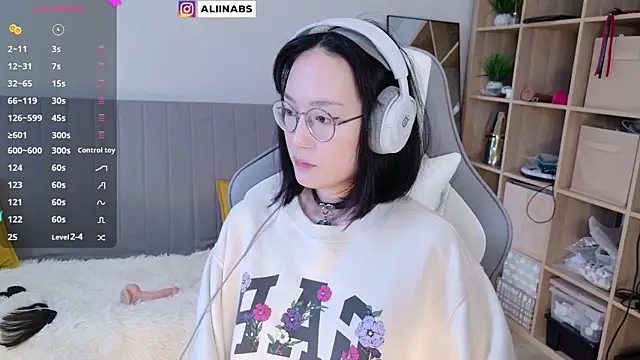 Snapshot of aliiiiiina chatting on 02.24.25 aliiiiiina online show from 02.24.25