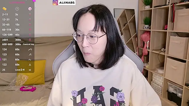 Snapshot of aliiiiiina chatting on 03.20.25 aliiiiiina online show from 03.20.25